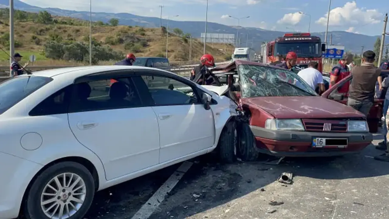 Sakarya'da iki otomobilin çarpıştığı kazada çok sayıda yaralı var