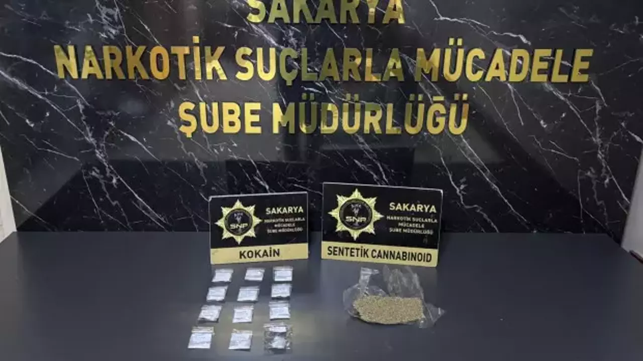 Sakarya’da narkotik darbesi: Satışa hazır kokainle yakalanan zehir taciri tutuklandı!