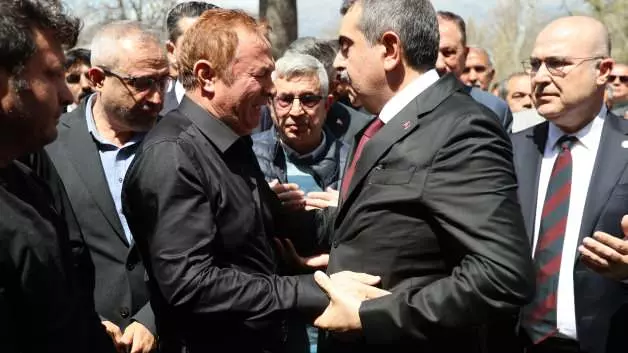 Saldırıda öğrencilerine siper olan öğretmen, gözyaşlarıyla son yolculuğuna uğurlandı