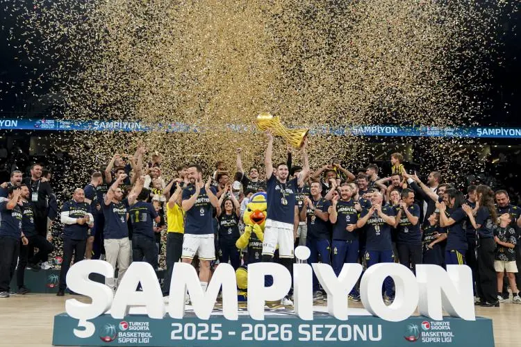 Şampiyon olan Fenerbahçe Beko, kupasını aldı
