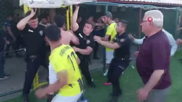 Şampiyonluk maçı sonrası .çıkan kavgada kartlar havada uçuştu