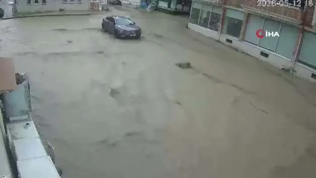 Samsun'daki sel dehşeti kamerada: Araçlar böyle sürüklendi, can pazarı yaşandı