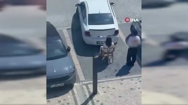 Sandalyeye oturarak kadın sürücünün park etmesini engelledi