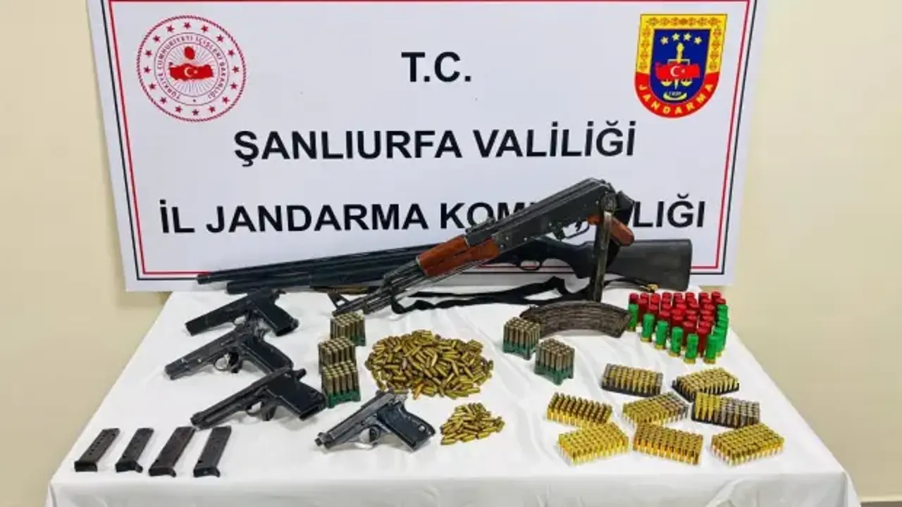 Şanlıurfa’da cephanelik gibi eve baskın: Uzun namlulu tüfek ve tabancalar ele geçirildi!