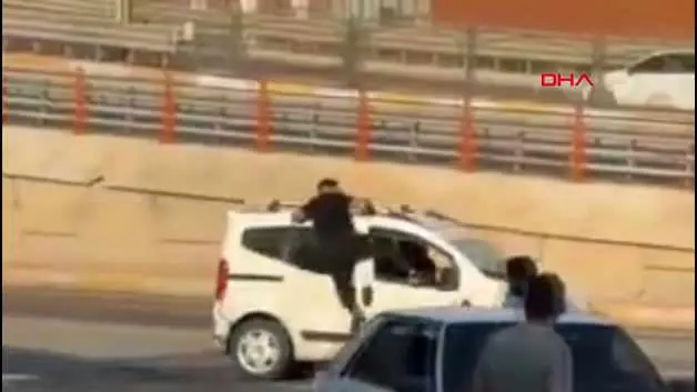 Şanlıurfa'da dehşet anları: Hareket halindeki araca tutunup kardeşiyle kavga etti