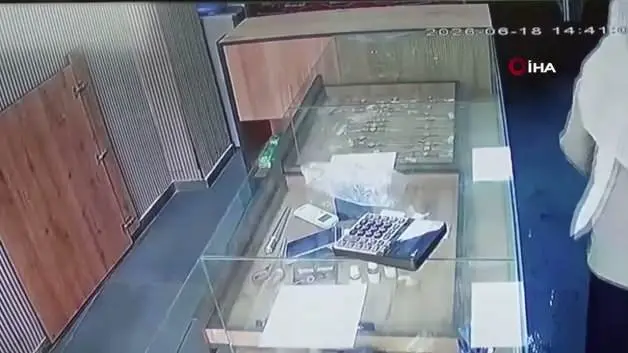 Şanlıurfa'da firari dana kuyumcuya daldı, ortalığı birbirine kattı, o anlar kamerada!