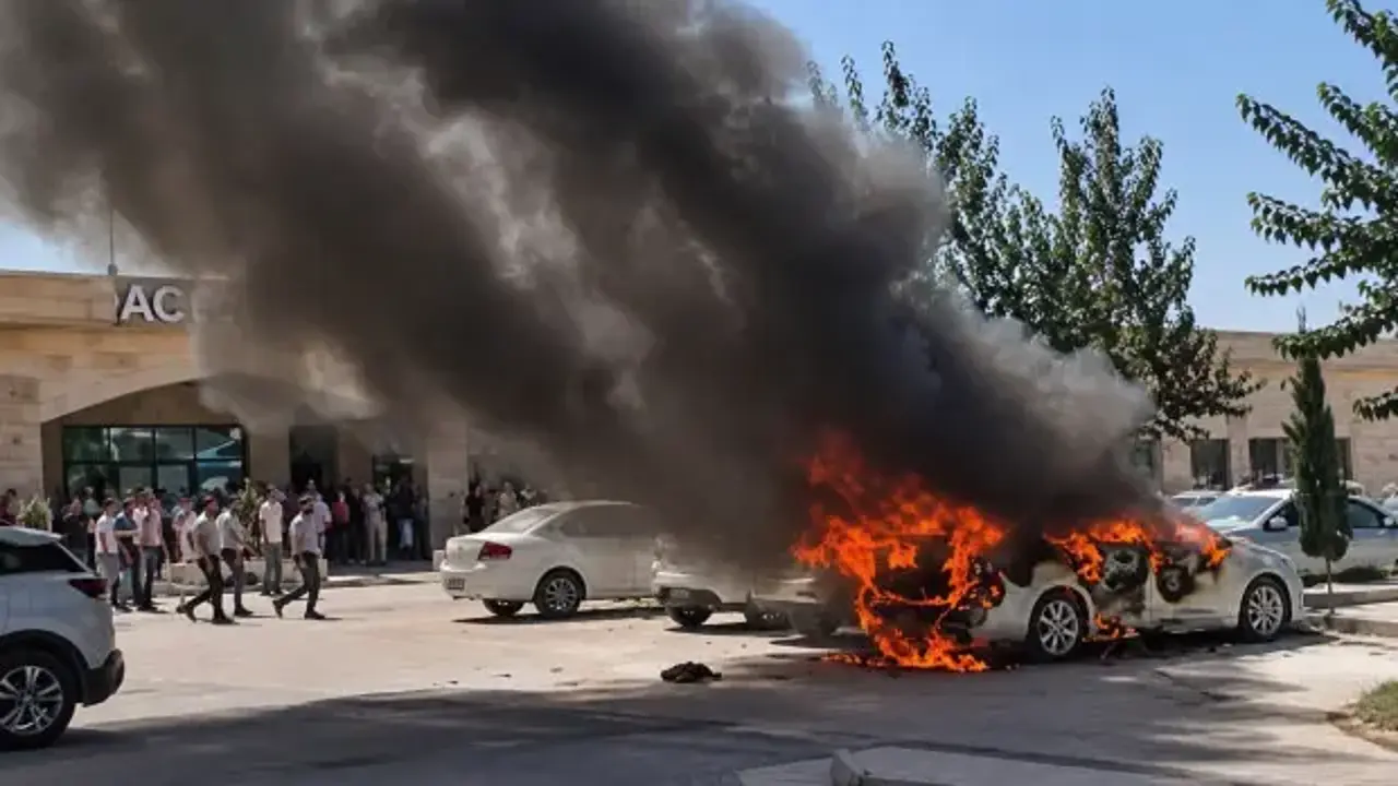 Şanlıurfa'da hastane otoparkındaki otomobil yandı