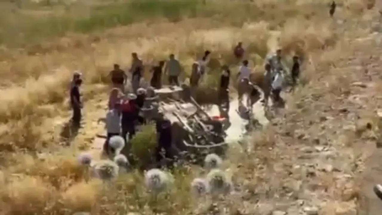 Şanlıurfa’da otomobil şarampole yuvarlandı: Ölü ve yaralılar var