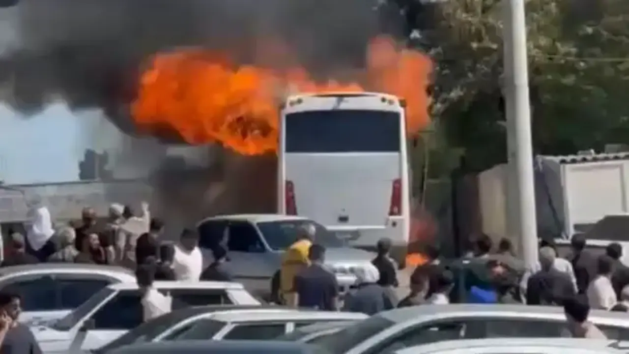 Şanlıurfa'da tur otobüsü alev aldı