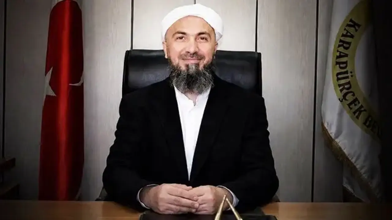 Sarıklı, cübbeli, sakallı... Belediye Başkanı'nı görmek için akın ediyorlar
