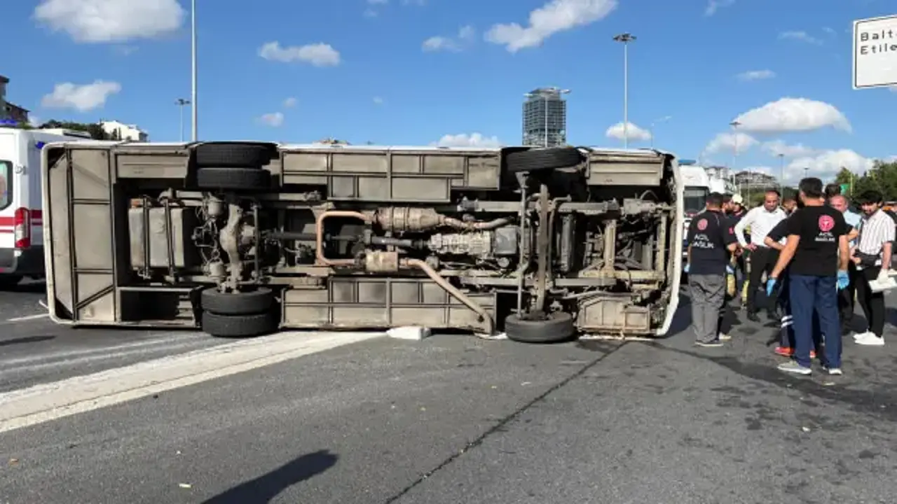 Sarıyer'de korkunç kaza! Yolcu midibüsü devrildi: 13 yaralı