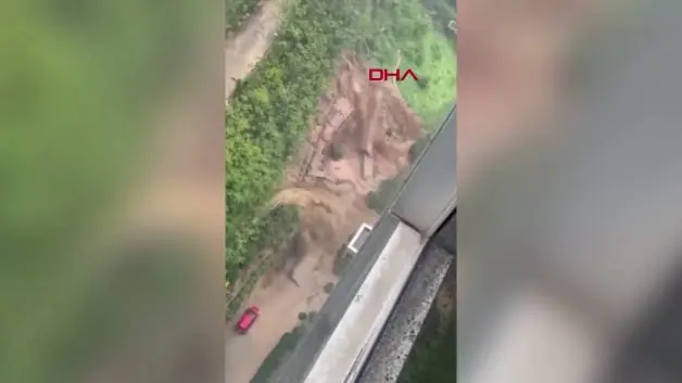 Sarıyer’de sel sularının istinat duvarlarını yıkıp siteye dolduğu anlar kamerada