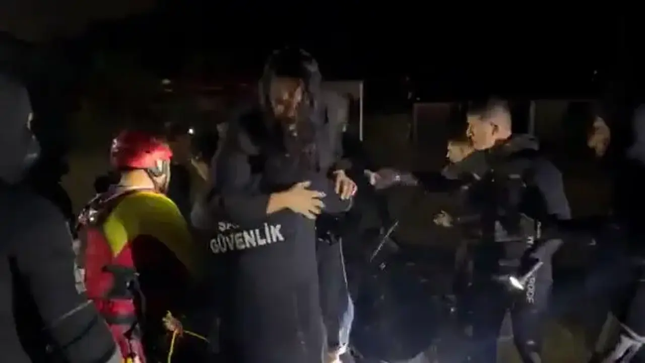 Sarıyer'de selde mahsur kalan oyuncu Demet Özdemir kurtarıldı
