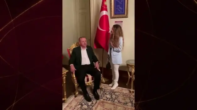 Şarkıcı Pınar Sürer Cumhurbaşkanı Erdoğan’a şarkı söylediği anları paylaştı