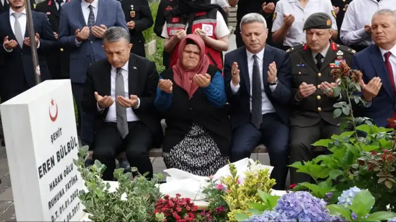 Şehit Eren Bülbül, kabri başında anıldı
