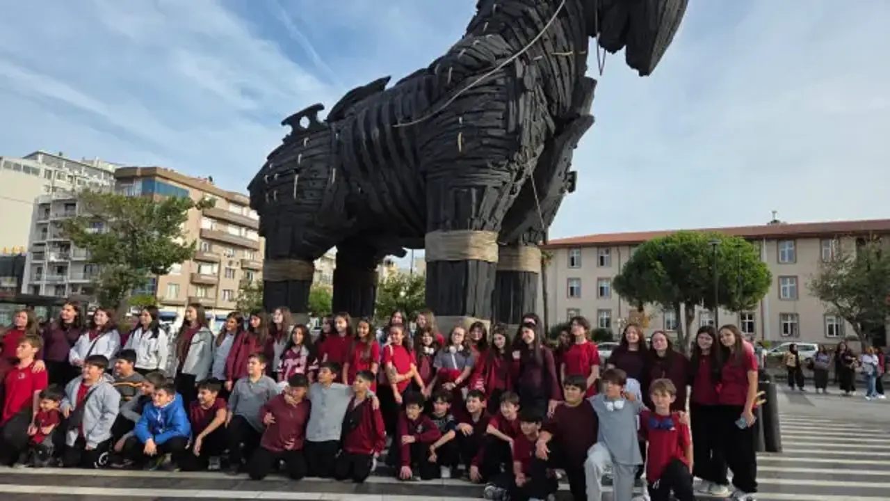 Şehitlerine sahip çıkan nesil: Öğrenciler Çanakkale’de