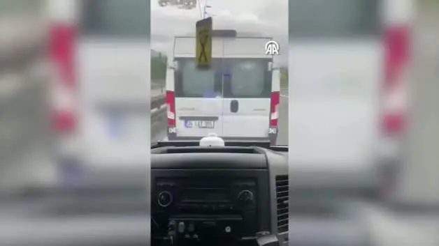 Servis aracı ambulansa dakikalarca yol vermedi: O anlar kamerada