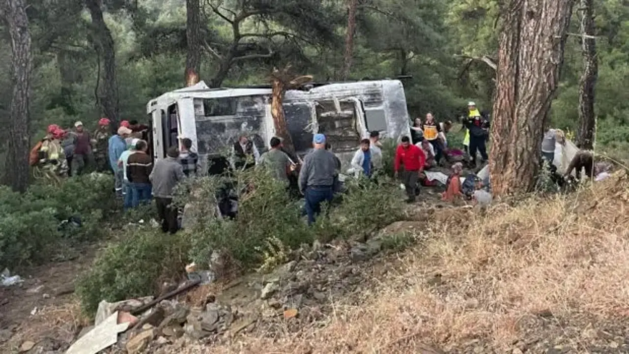 Servis minibüsü şarampole devrildi: 22 yaralı