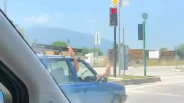 Seyir halindeki otomobilden ayağını çıkardı 280 bin TL ceza yedi!
