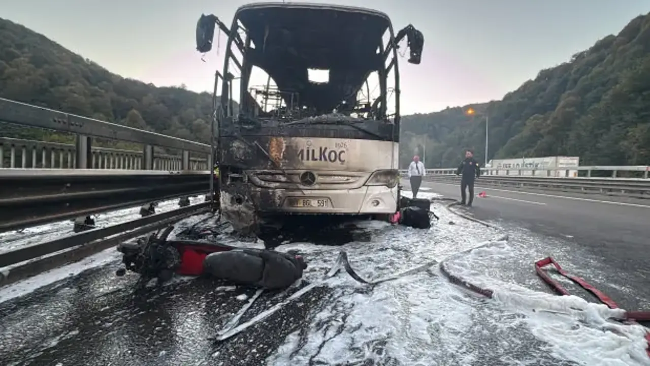 Seyir halindeki yolcu otobüsü alev alev yandı