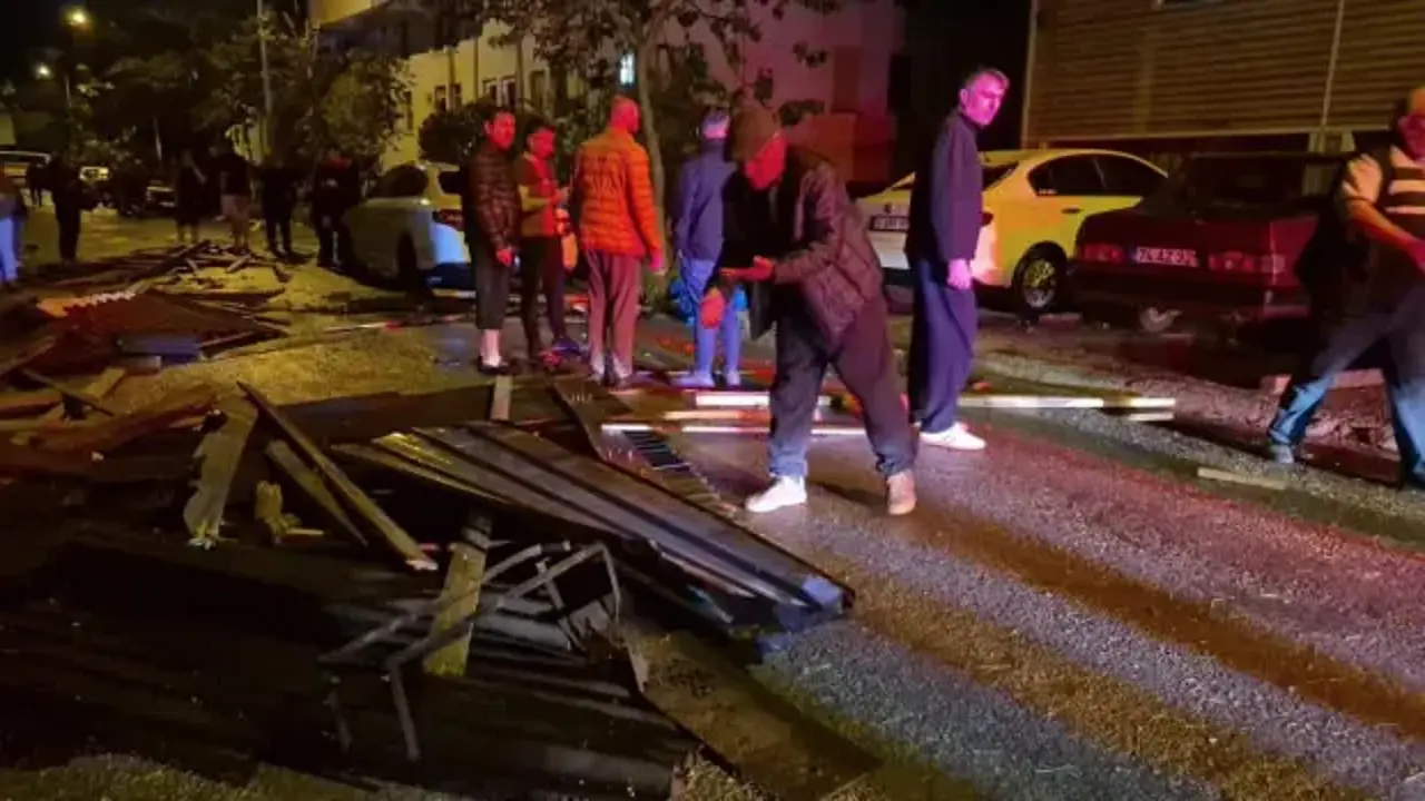 Şiddetli fırtına: Çatı uçtu, 6 araç hasar gördü