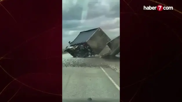 Şiddetli rüzgar kamyon devirdi: Havada parçalandı