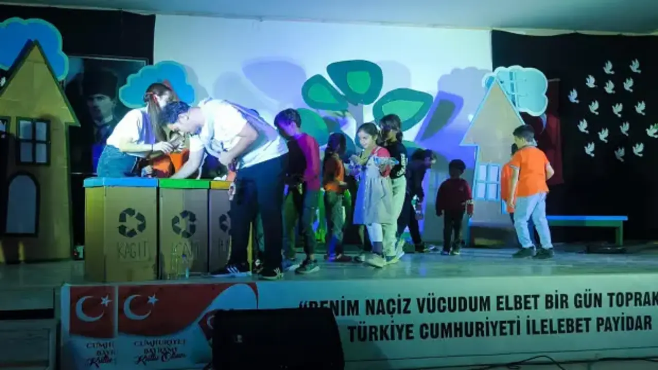 Sıfır Atık Tiyatrosu Van’da yaklaşık 500 öğrenciyle buluştu