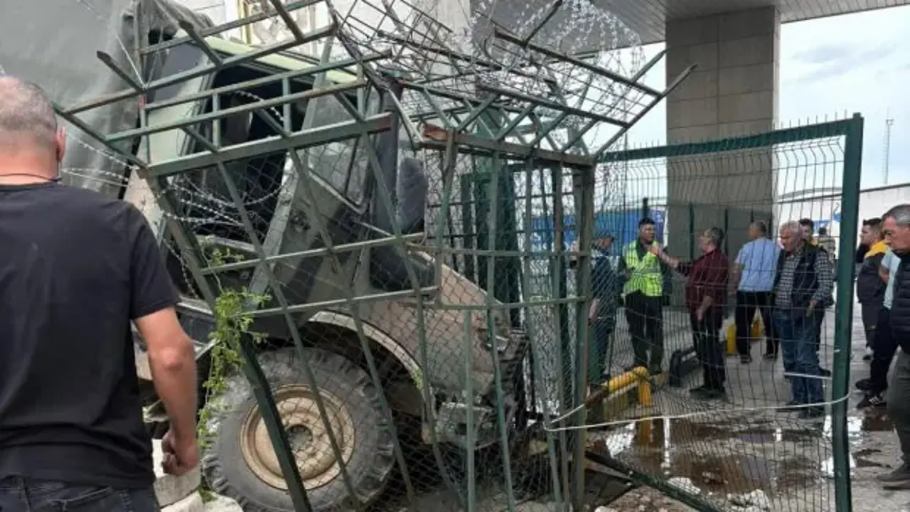 Sınır Kapısında askeri araç duvara çarptı; 2 asker yaralı