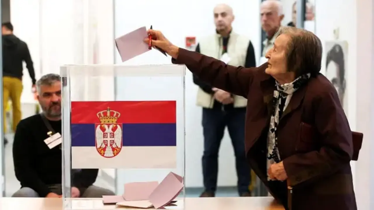 Sırbistan'da erken seçim: Oy verme işlemi başladı