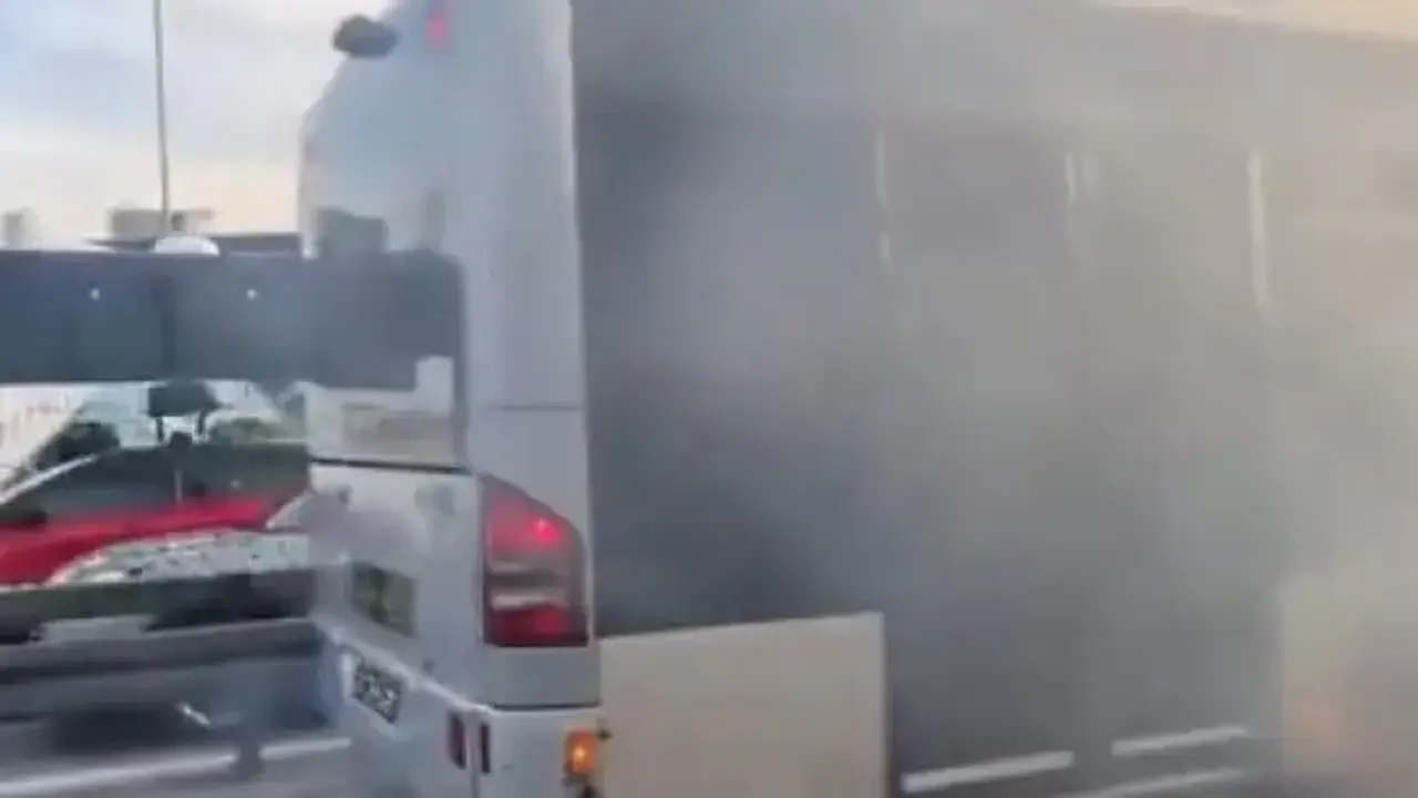 Şişli'de metrobüste yangın: Ekipler müdahale etti!