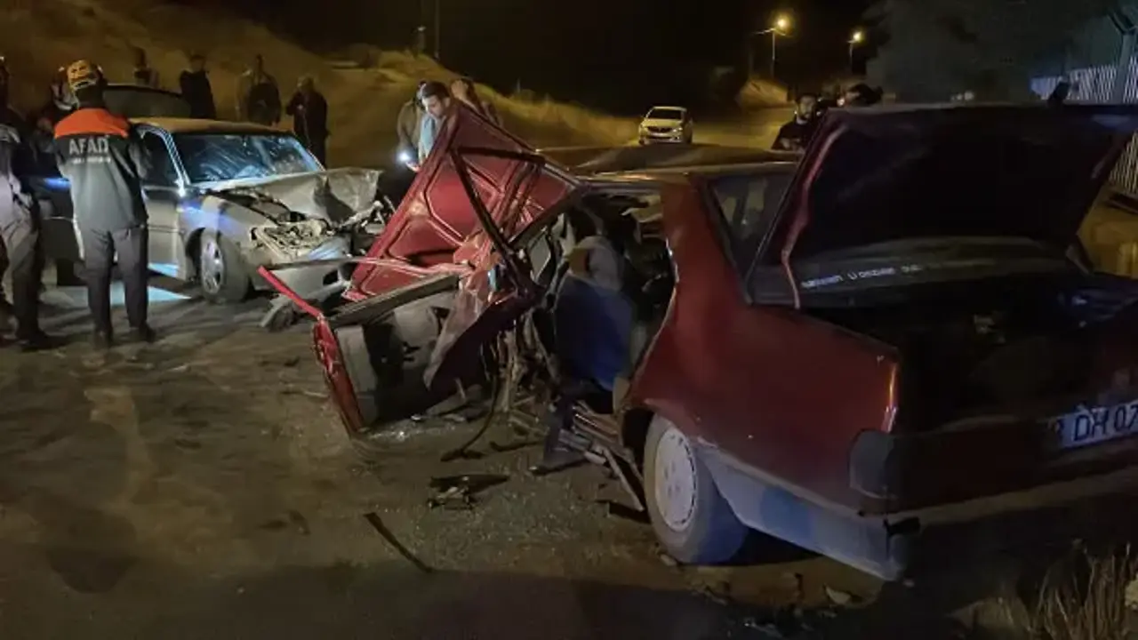 Sivas'ta 2 otomobil kafa kafaya çarpıştı