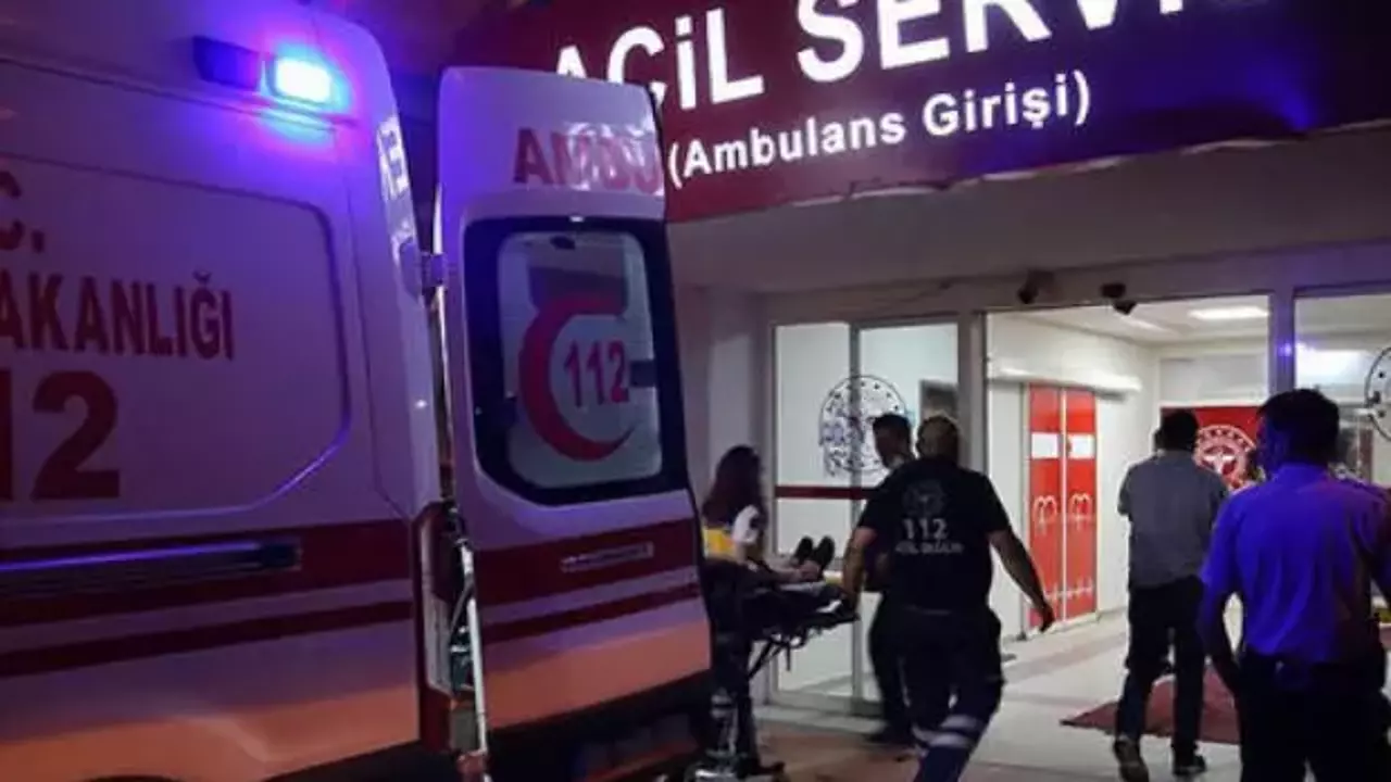 Sivas'ta otomobil devrildi: 3 yaralı!