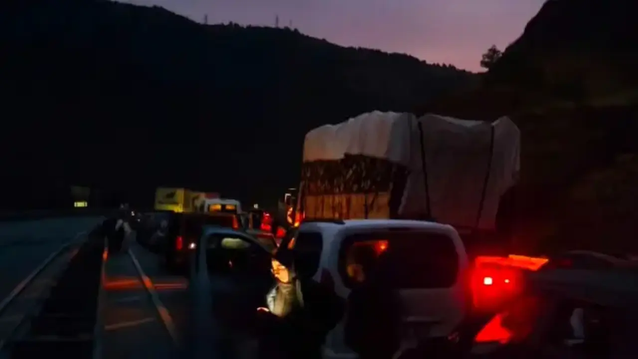 Sivas'ta toprak ve taşların düştüğü yolda 10 kilometrelik araç kuyruğu oluştu