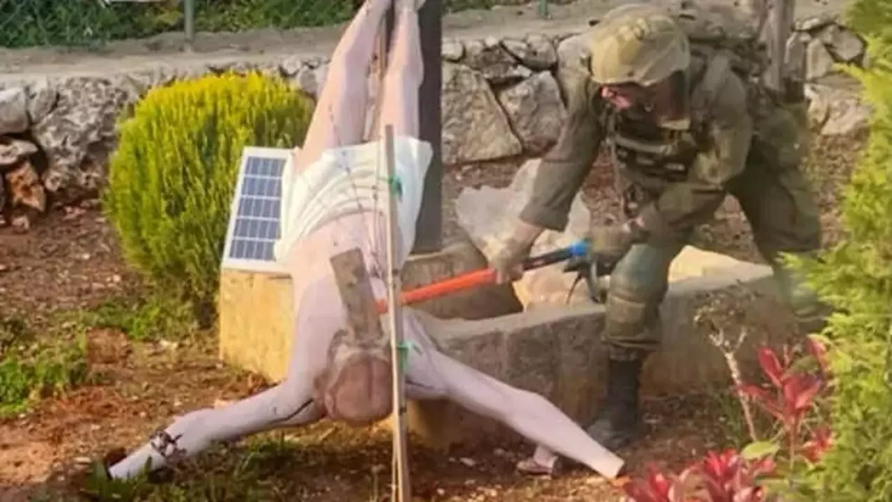 Siyonistlerin din düşmanlığı: Hz. İsa’nın heykeline balyozla saldırdı!