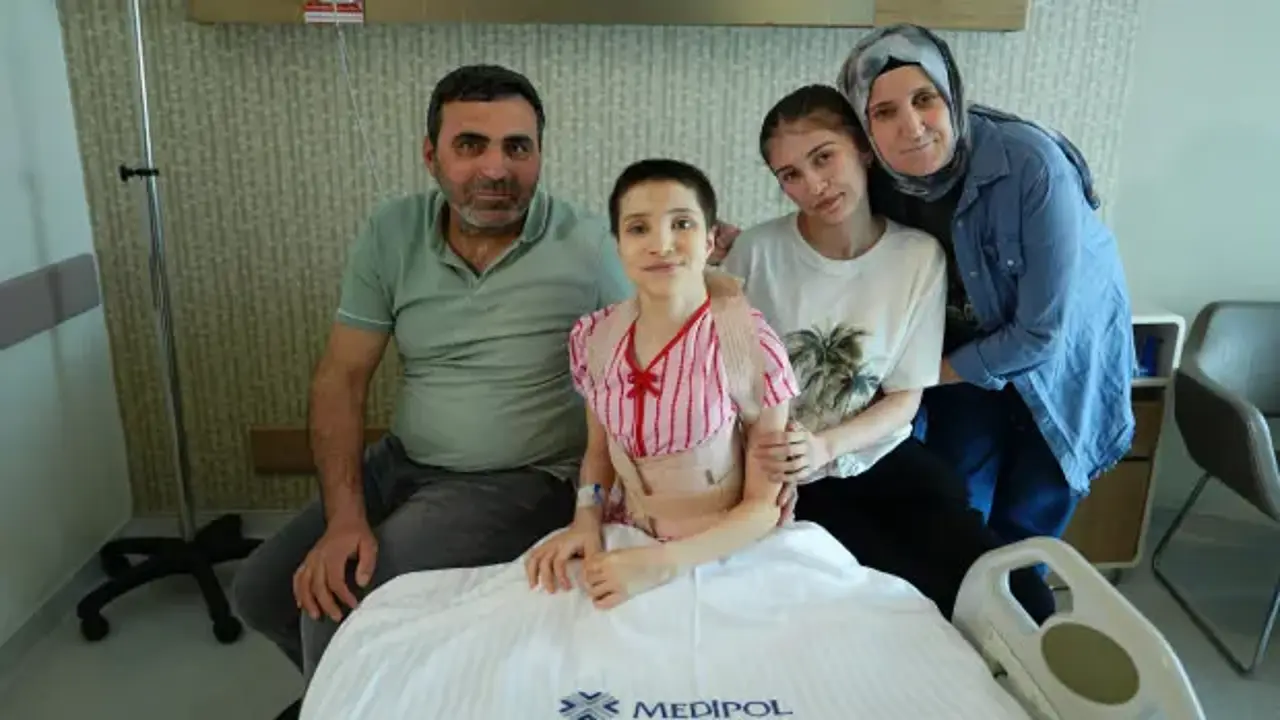 Skolyozla geçen çocukluğu tarihe karıştı: 5 saatlik ameliyatla mutlu son!