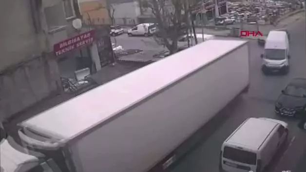 Şoförün çaresiz koşuşu kamerada: Kayıp giden tır minibüse çarptı