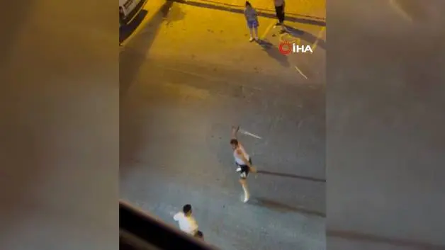 Sokak ortasındaki kavgada bu kez kılıçlar çekildi: Mahalle savaş alanına döndü