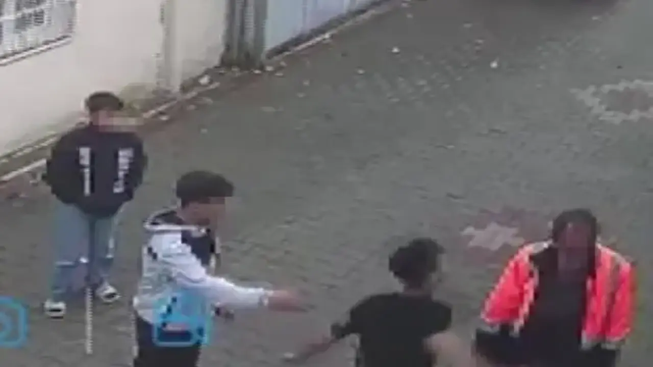 Sokakta yaşayan adamı yumruklayan çocuğa ev hapsi cezası