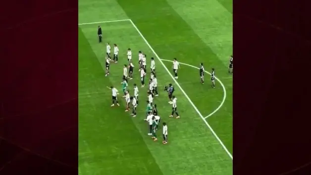 Son dakika golüyle elenen Japon futbolcular taraftarların önünde eğilerek özür diledi