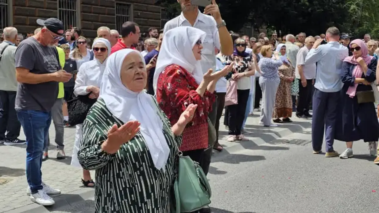 Soykırım kurbanlarının cenazeleri gözyaşlarıyla uğurlandı
