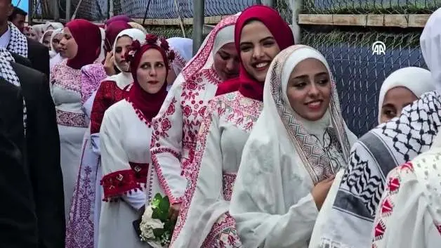 Soykırımcı alçaklara inat Gazze'de 50 çift için toplu düğün töreni düzenlendi