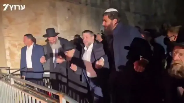 Soykırımcı İsrail Harem-i İbrahim Camii'yi bastı: Müzik eşliğinde dans ettiler