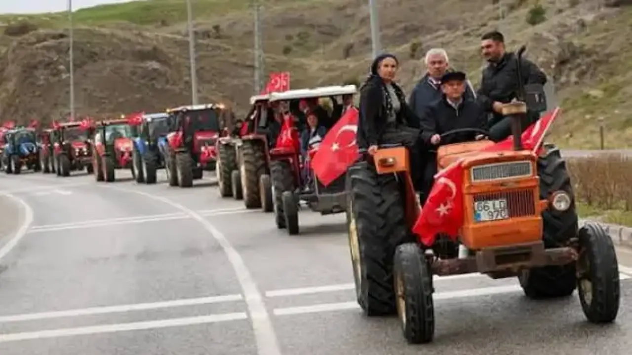 Sözünü tutmadığı traktörle şova devam: Özgür Özel'den pes dedirten yüzsüzlük
