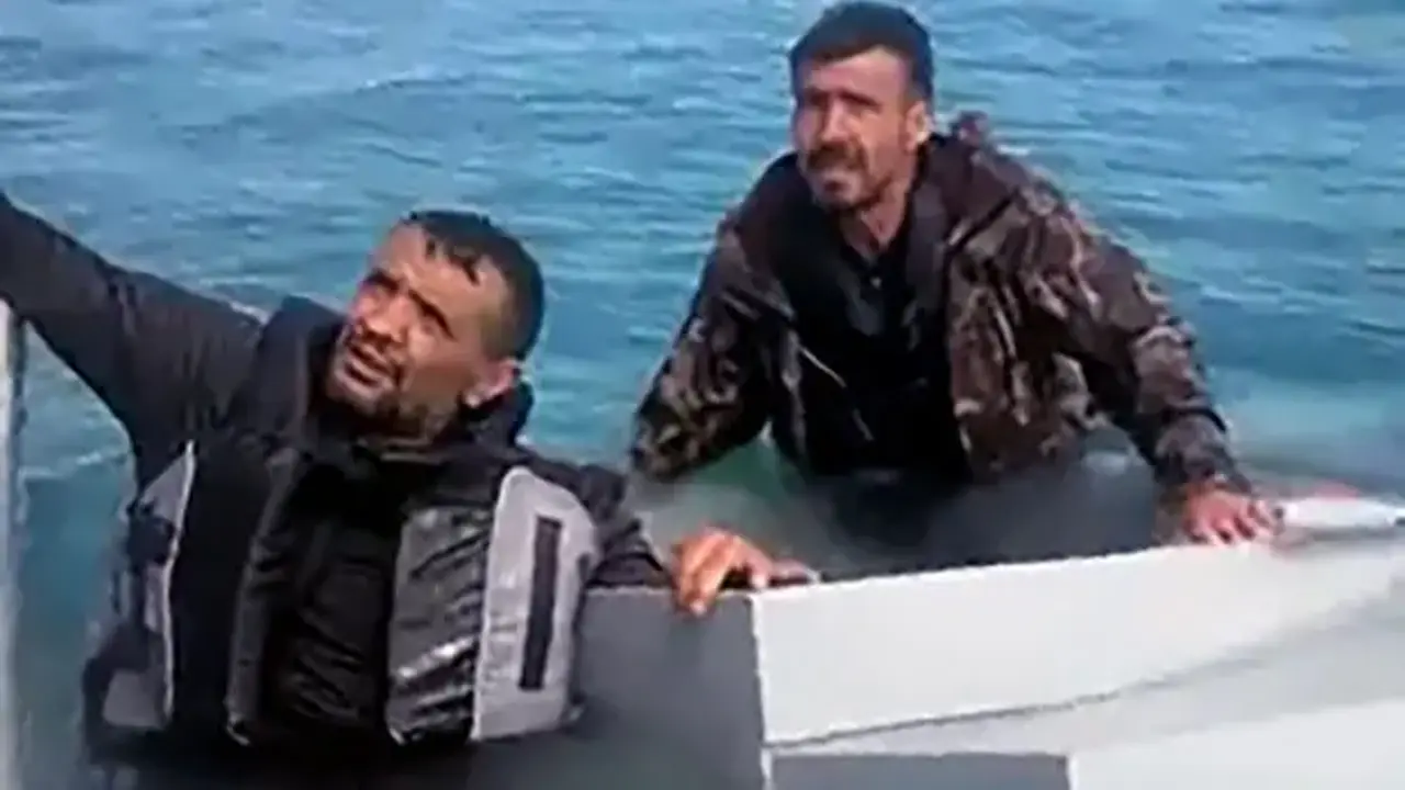 Su alan teknedeki 3 kişiyi, balıkçılar kurtardı
