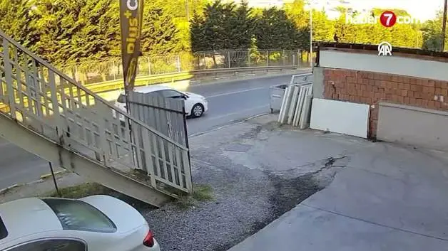 Sultanbeyli'de motosiklet ile hafif ticari aracın çarpıştığı kaza kamerada