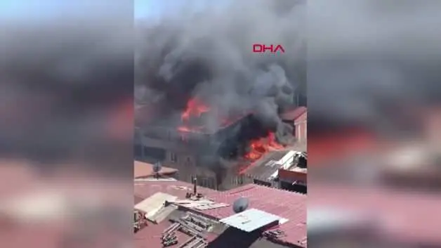 Sultangazi'de 4 katlı bina alevlere teslim oldu