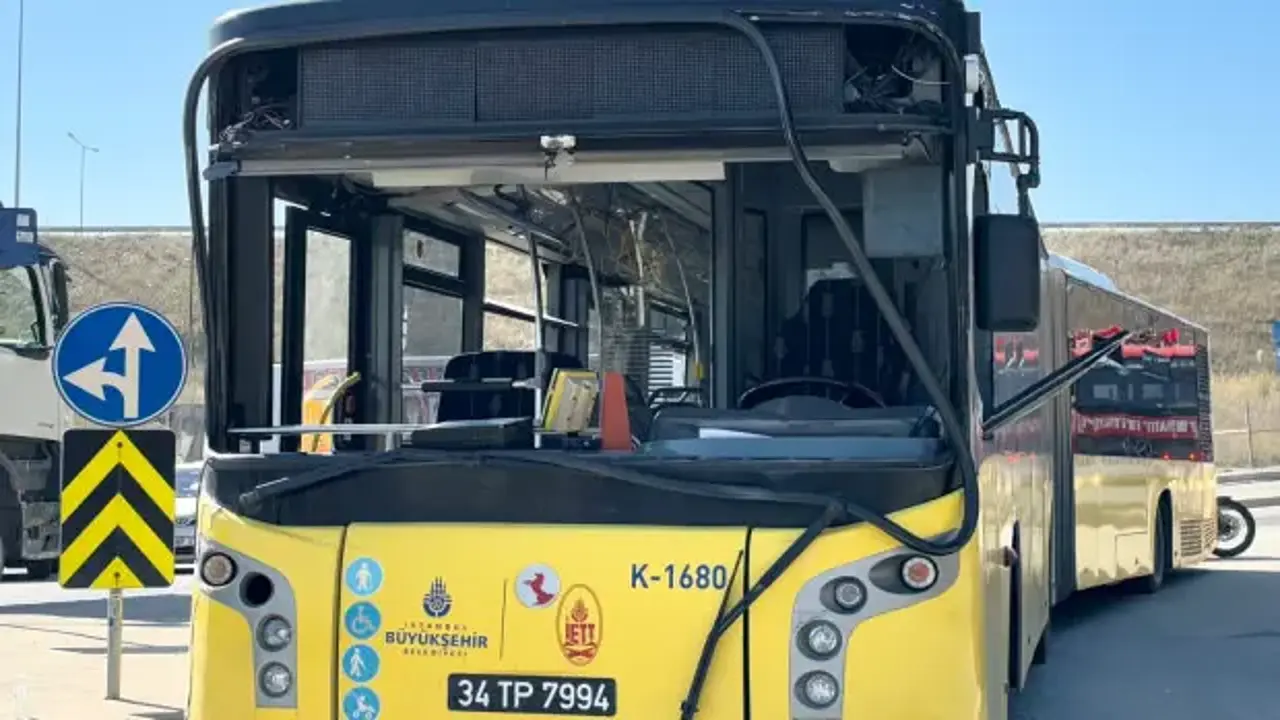Sultangazi'de İETT otobüsü duvara çarptı: Yaralılar var!
