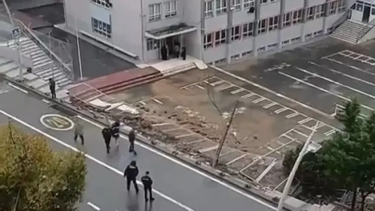 Sultangazi'de okulun istinat duvarı çöktü