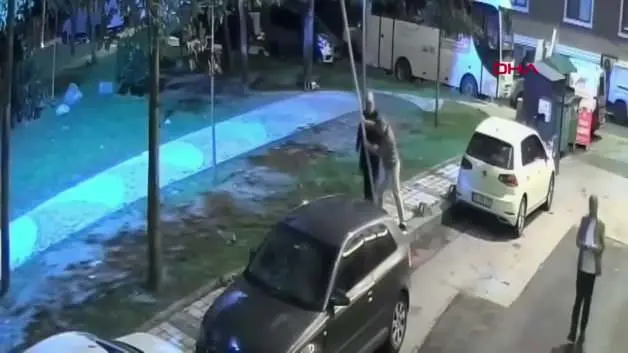 Sultangazi’de ‘yaya geçidi’ levhasını sökenler pes dedirtti