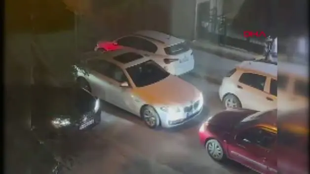 Sürücülerin yol verme kavgasını gülerek cep telefonuna kaydetti